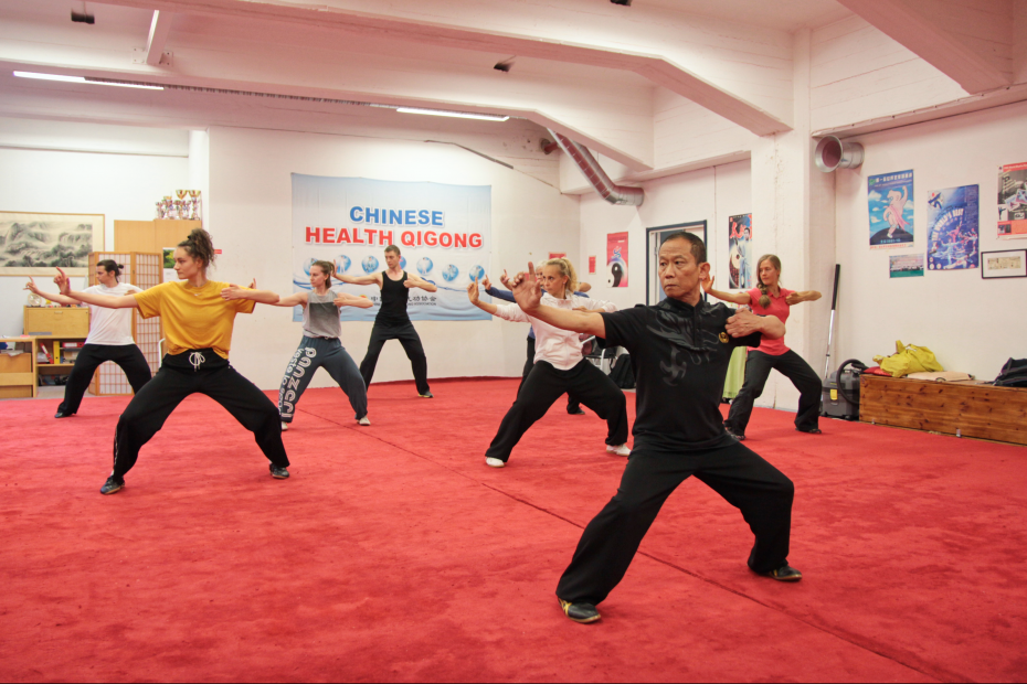 Qigongin harjoittelu tuo monipuolisia terveyttä edistäviä vaikutuksia